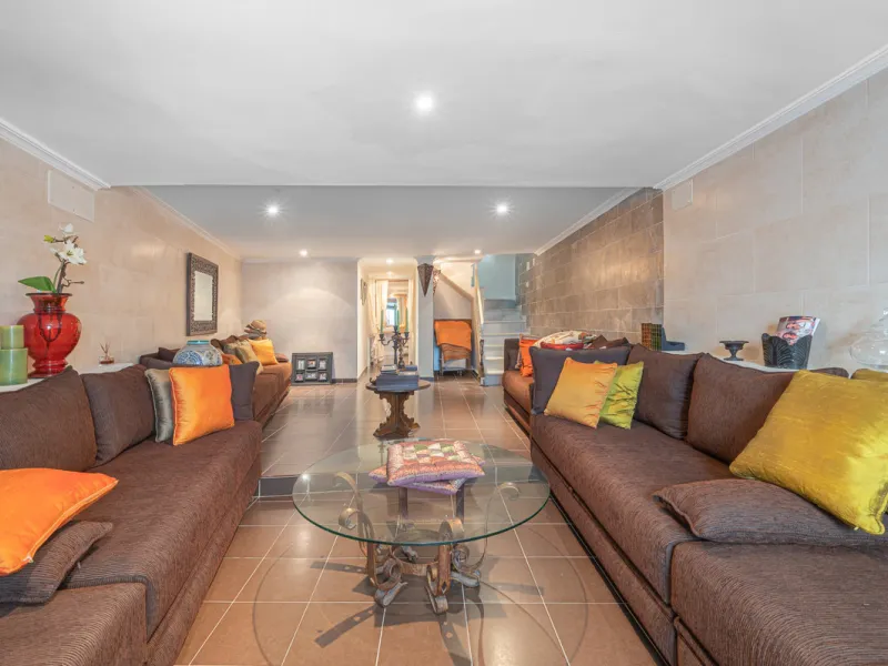 Montepiedra is one of the most sought-after gated communities in Nagueles on the Golden Mile. With Mediterranean village architecture featuring white terraced houses, balconies, terraces and typical tiled roofs.