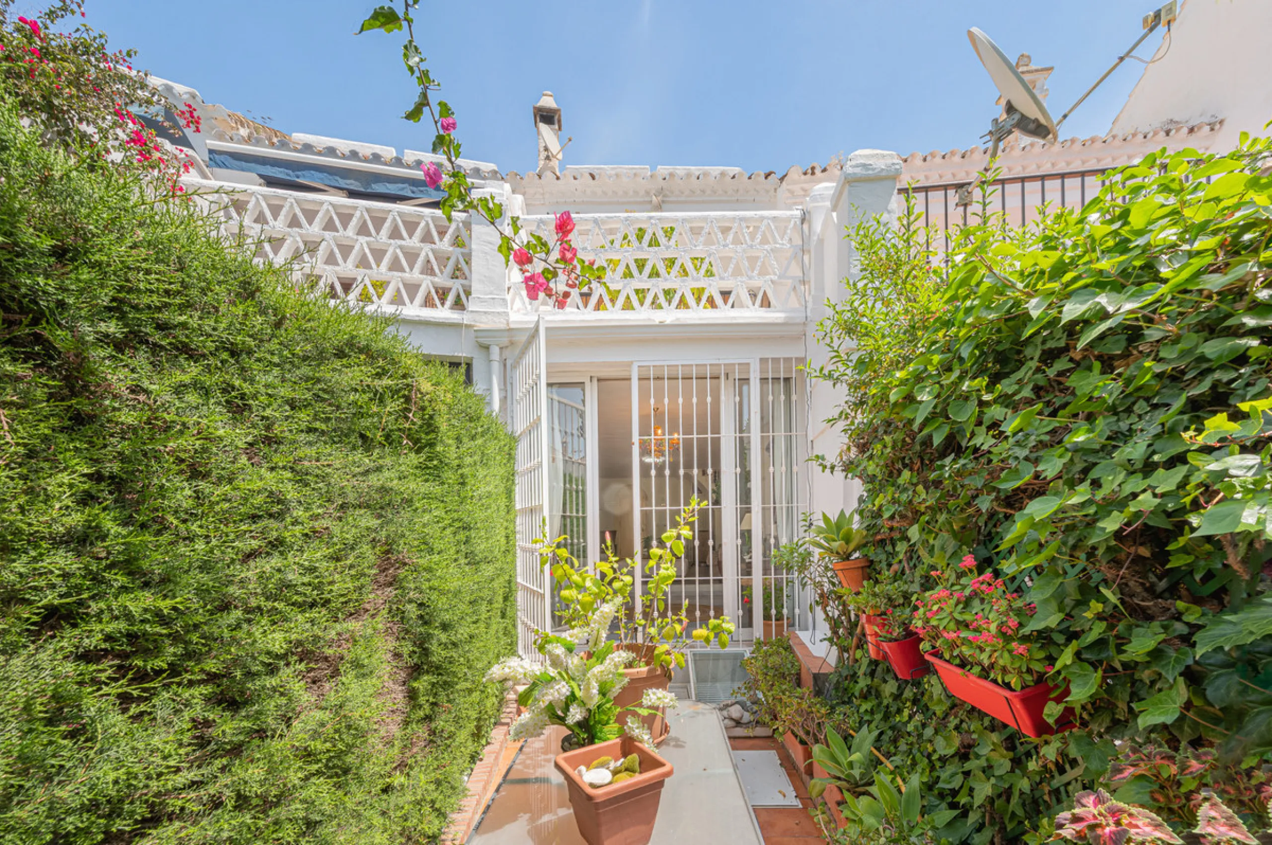 Montepiedra is one of the most sought-after gated communities in Nagueles on the Golden Mile. With Mediterranean village architecture featuring white terraced houses, balconies, terraces and typical tiled roofs.