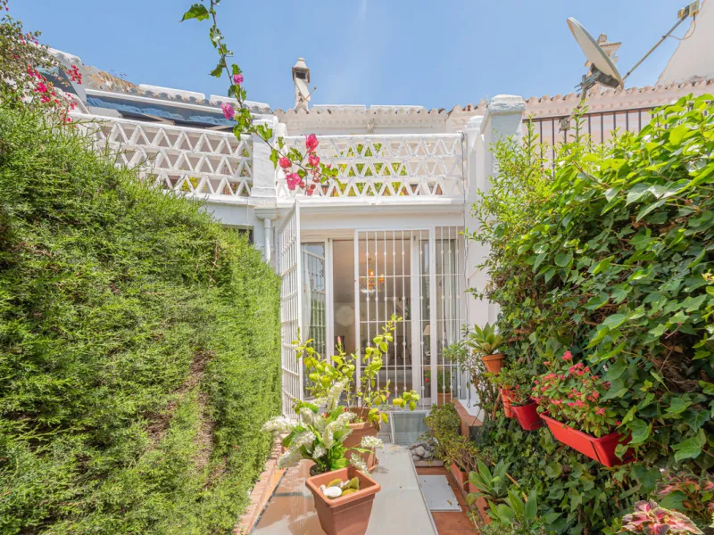 Montepiedra is one of the most sought-after gated communities in Nagueles on the Golden Mile. With Mediterranean village architecture featuring white terraced houses, balconies, terraces and typical tiled roofs.