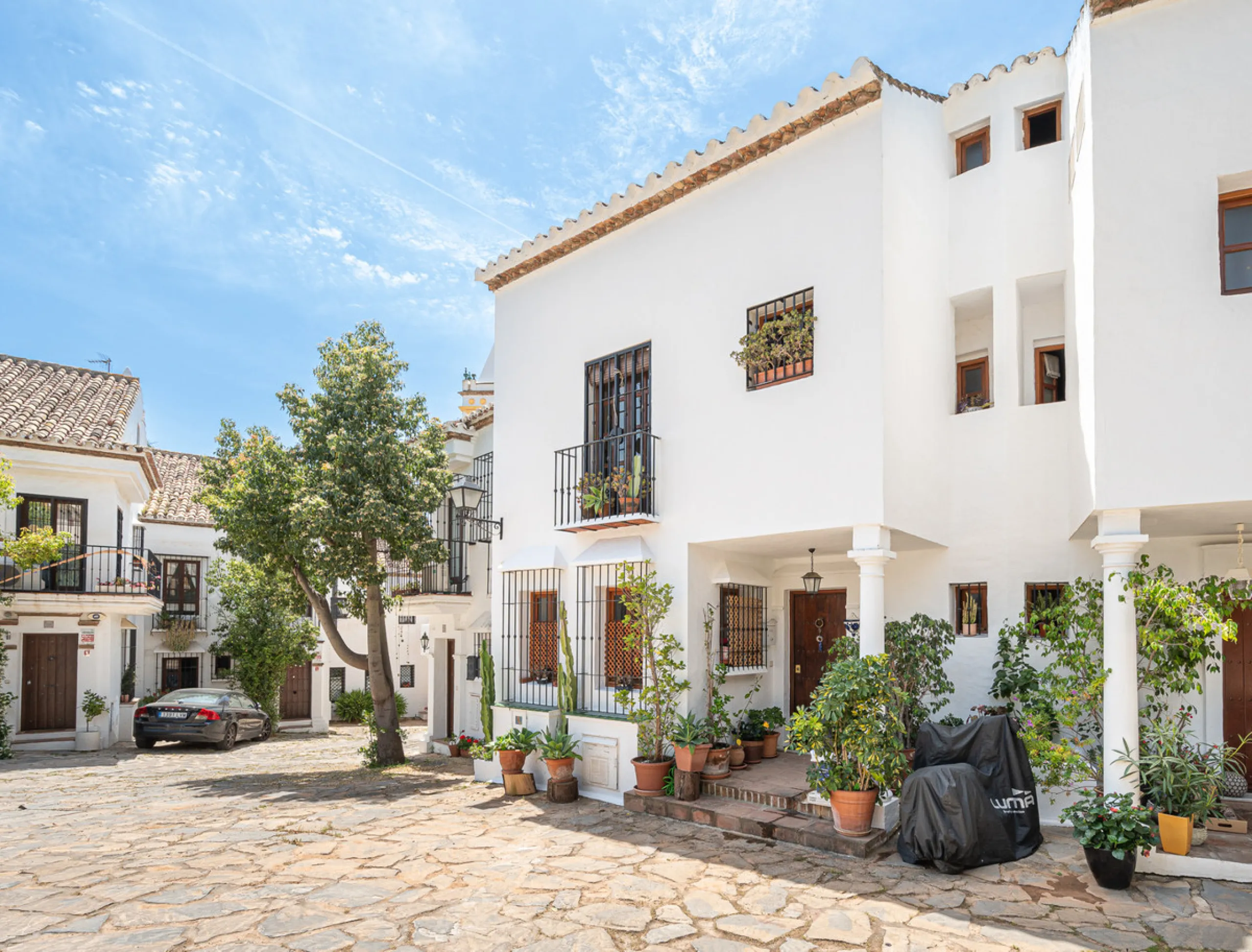 Montepiedra is one of the most sought-after gated communities in Nagueles on the Golden Mile. With Mediterranean village architecture featuring white terraced houses, balconies, terraces and typical tiled roofs.