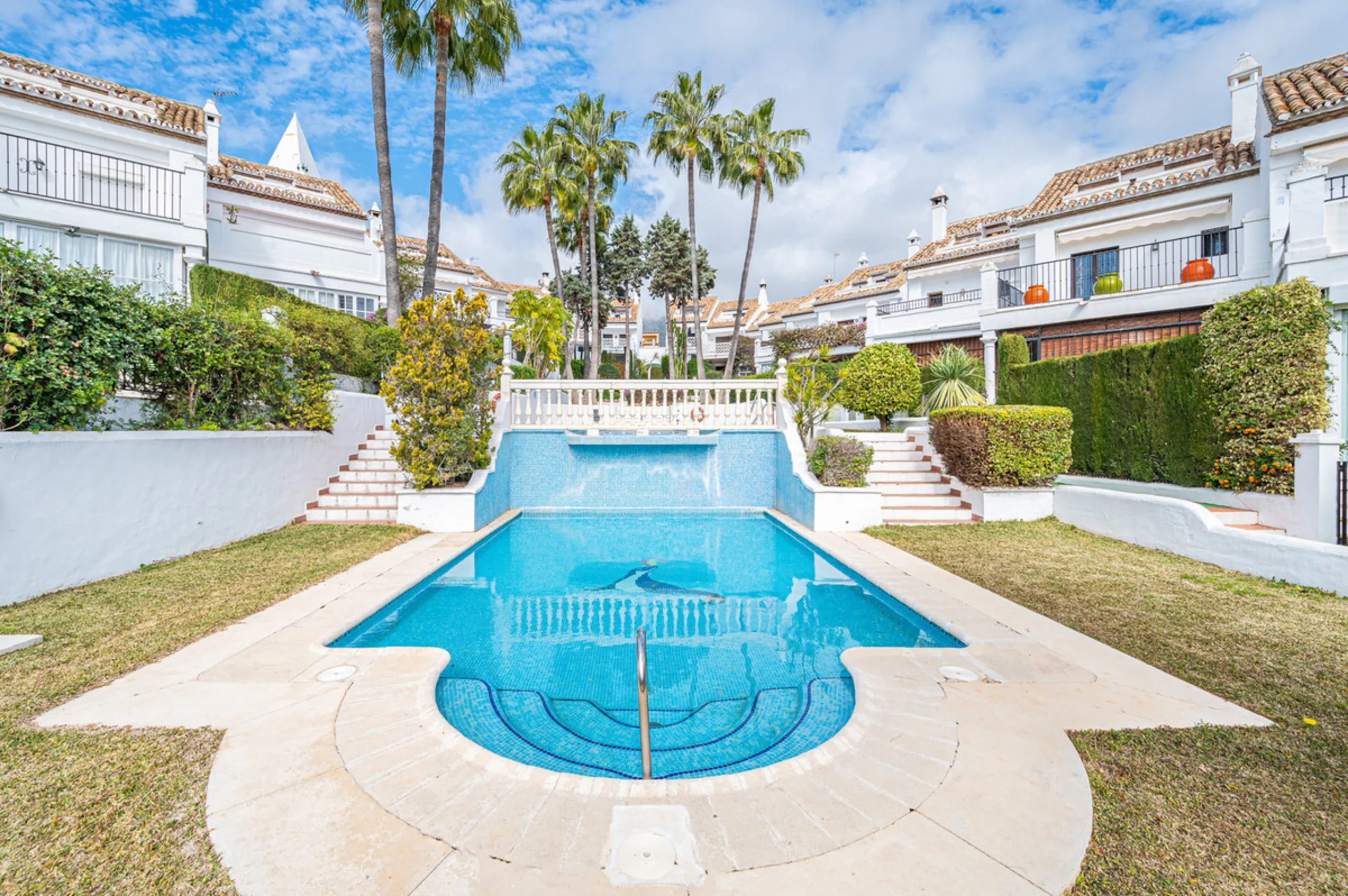 Montepiedra is one of the most sought-after gated communities in Nagueles on the Golden Mile. With Mediterranean village architecture featuring white terraced houses, balconies, terraces and typical tiled roofs.
