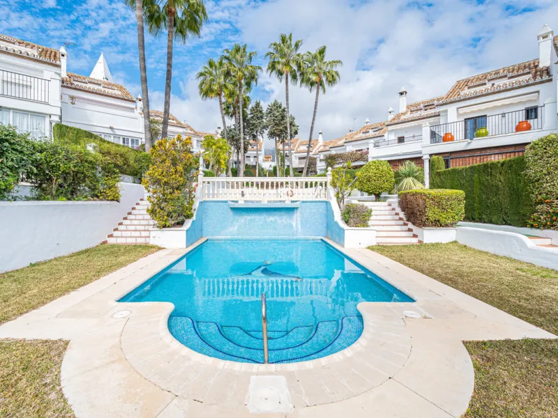 Montepiedra is one of the most sought-after gated communities in Nagueles on the Golden Mile. With Mediterranean village architecture featuring white terraced houses, balconies, terraces and typical tiled roofs.