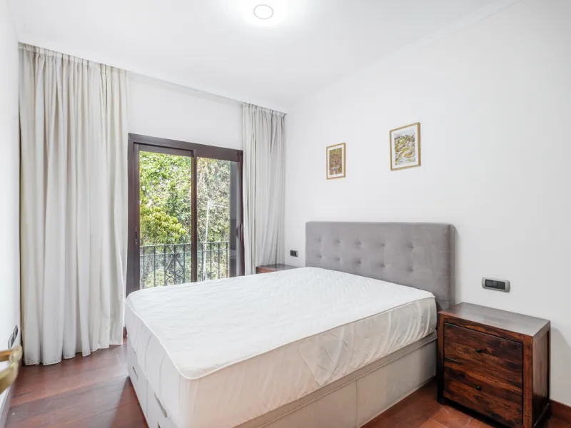 Just a short walk from Puente Romano and the beach, this fully renovated corner-unit villa is located in the exclusive gated community of Monte Marbella Club, with only 17 homes.