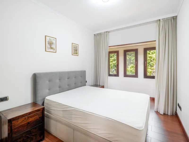 Just a short walk from Puente Romano and the beach, this fully renovated corner-unit villa is located in the exclusive gated community of Monte Marbella Club, with only 17 homes.