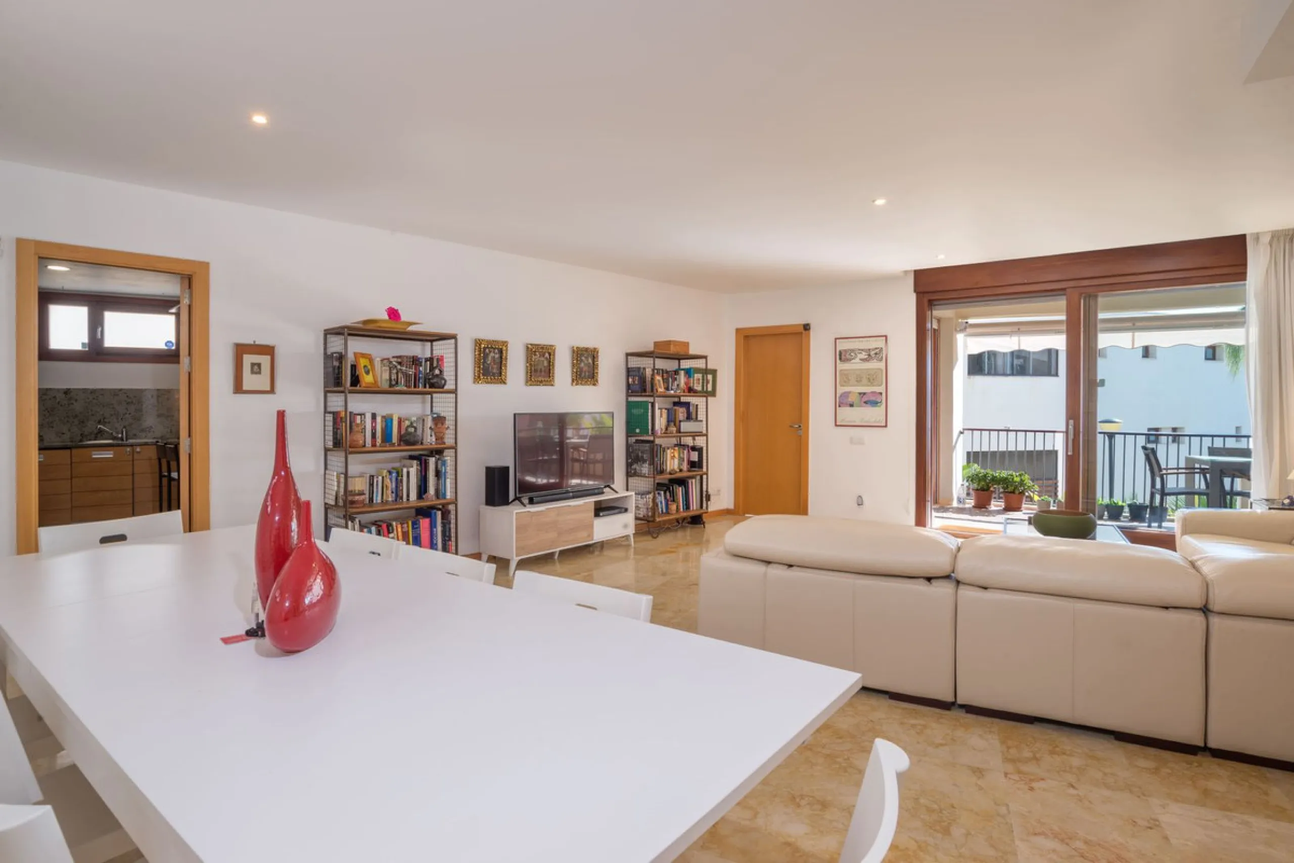 Apartment - Ground Floor Apartment в продаже в Marbella, Málaga. В доме 3 спален и 3 ванных комнат. Площадь дома 157 м²