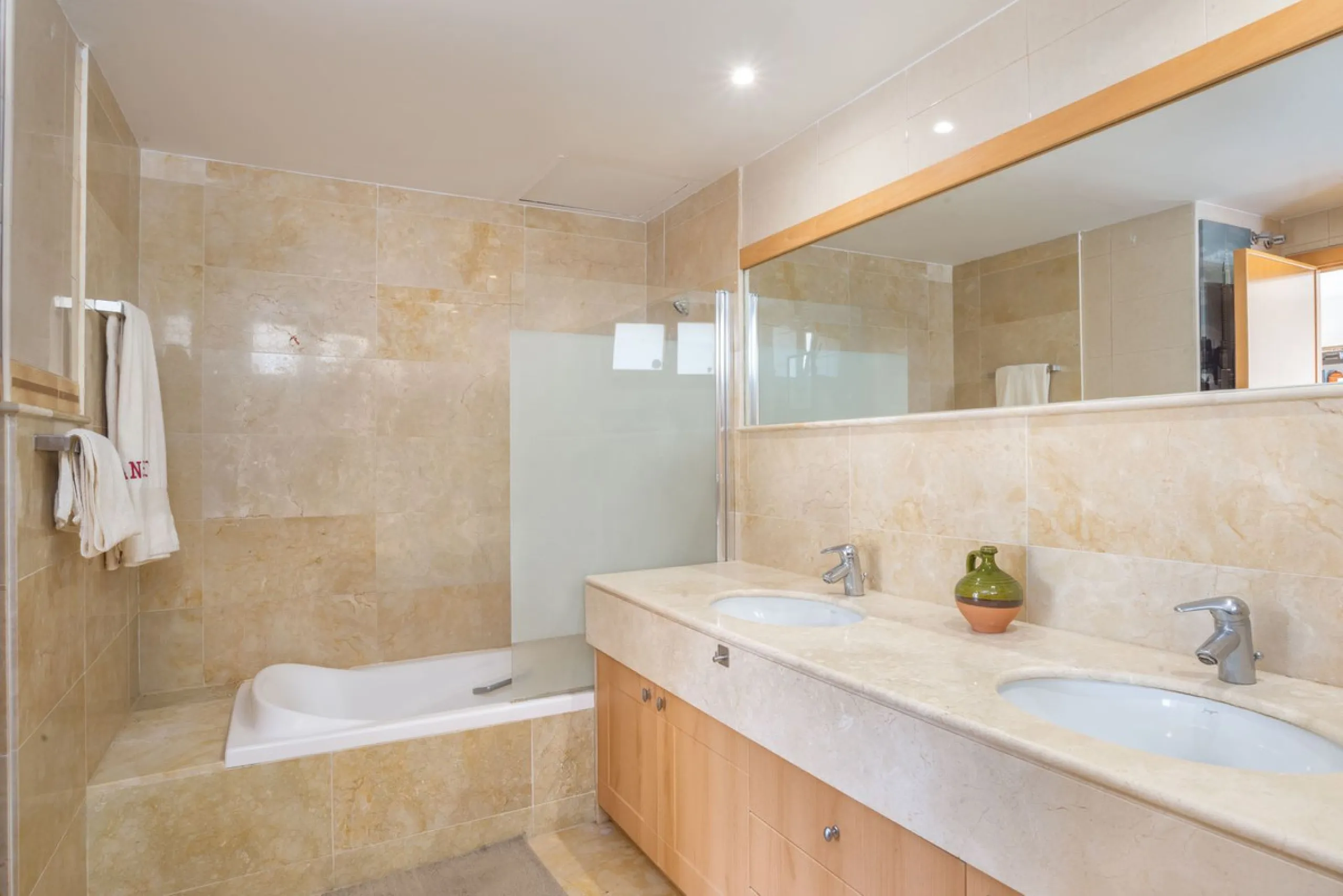 Apartment - Ground Floor Apartment в продаже в Marbella, Málaga. В доме 3 спален и 3 ванных комнат. Площадь дома 157 м²
