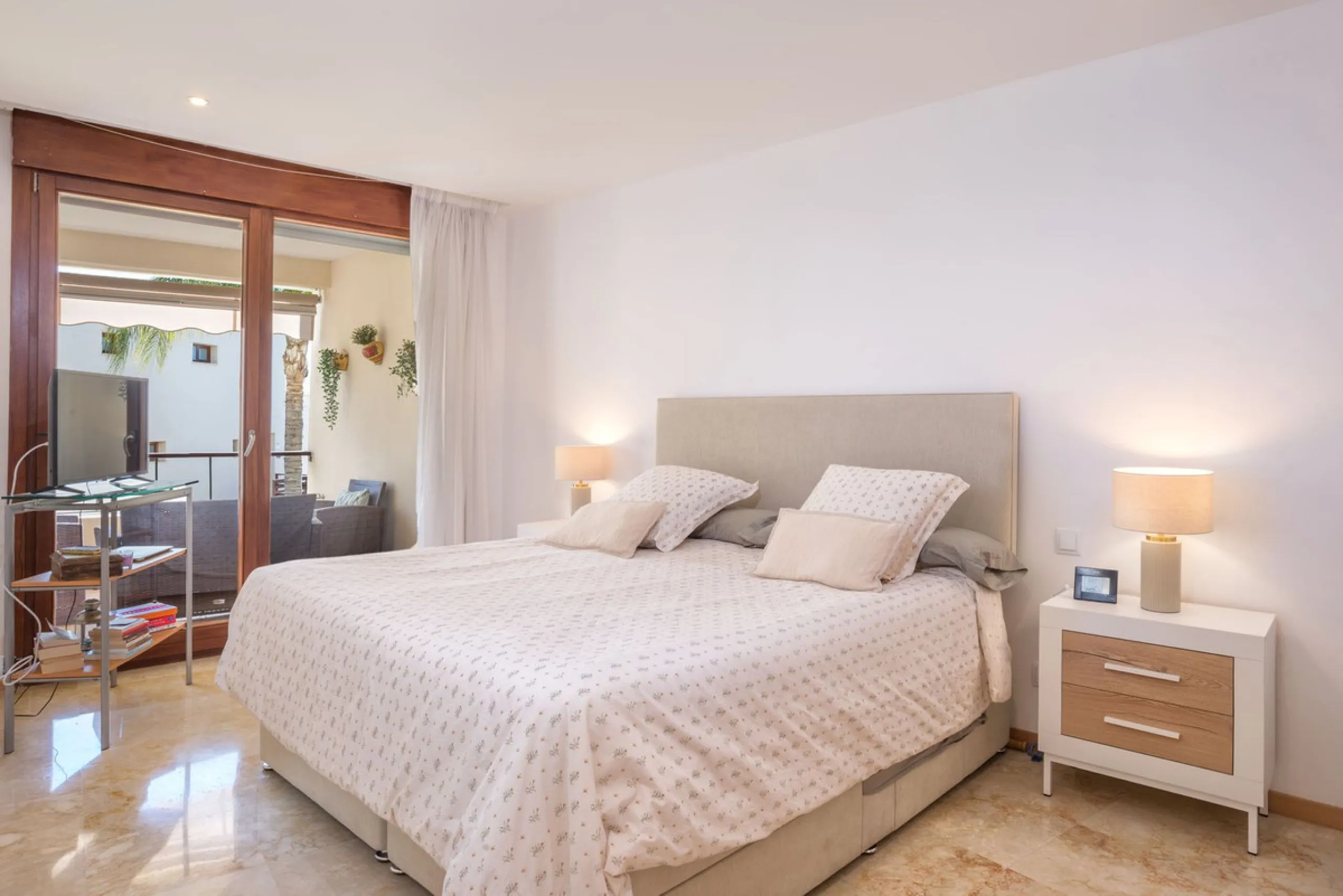 Apartment - Ground Floor Apartment в продаже в Marbella, Málaga. В доме 3 спален и 3 ванных комнат. Площадь дома 157 м²