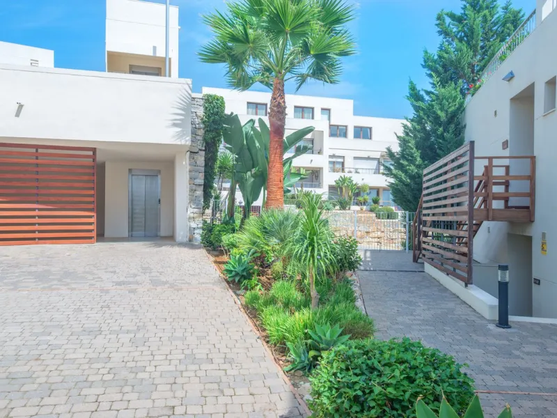 Apartment - Ground Floor Apartment в продаже в Marbella, Málaga. В доме 3 спален и 3 ванных комнат. Площадь дома 157 м²