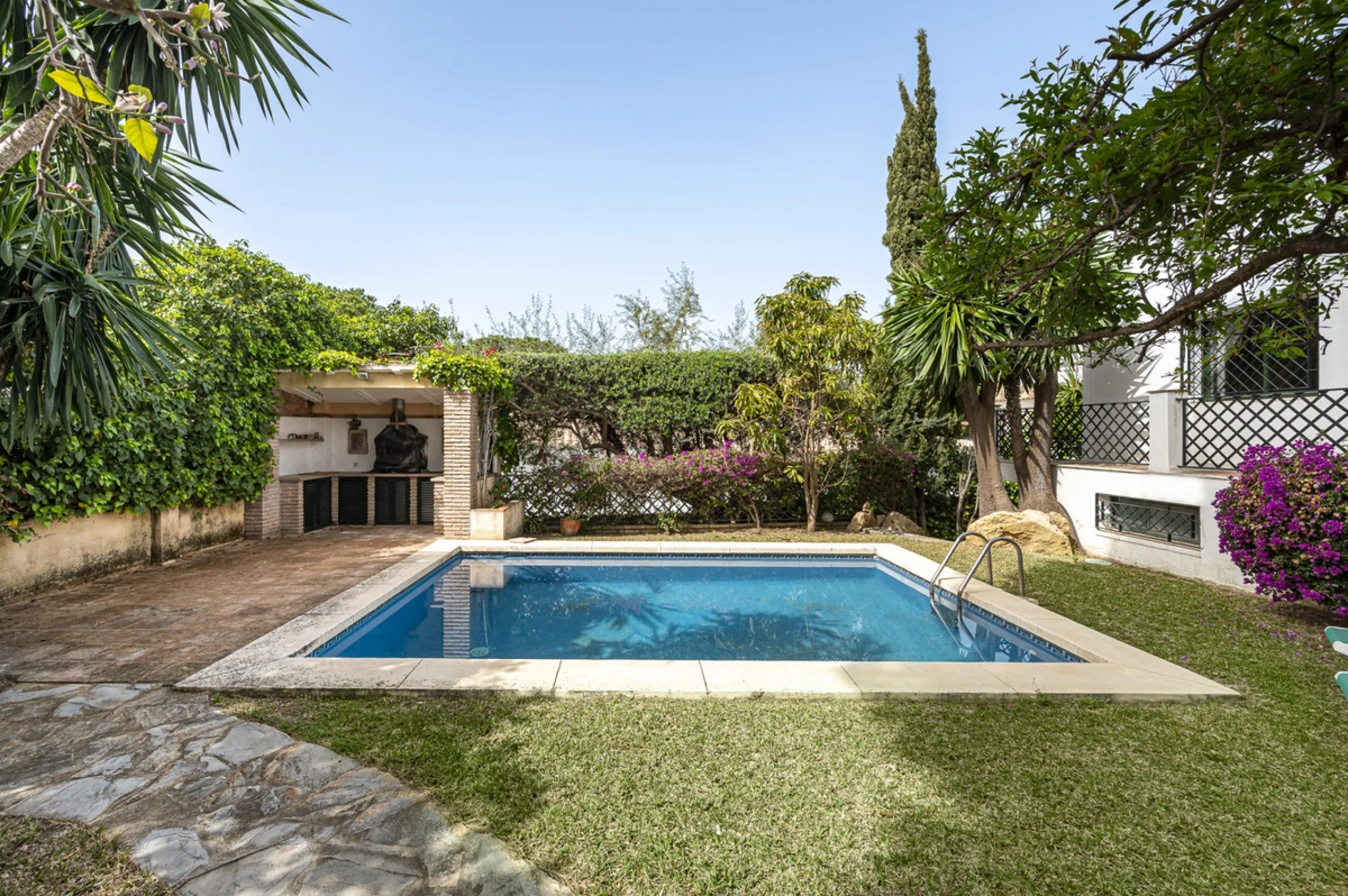 Located in the heart of Marbella's prestigious Golden Mile, in the exclusive residential area of Nagüeles, this exquisite villa embodies the essence of Mediterranean luxury living.