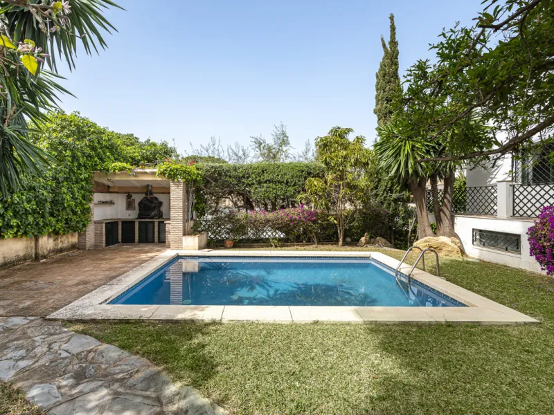 Located in the heart of Marbella's prestigious Golden Mile, in the exclusive residential area of Nagüeles, this exquisite villa embodies the essence of Mediterranean luxury living.