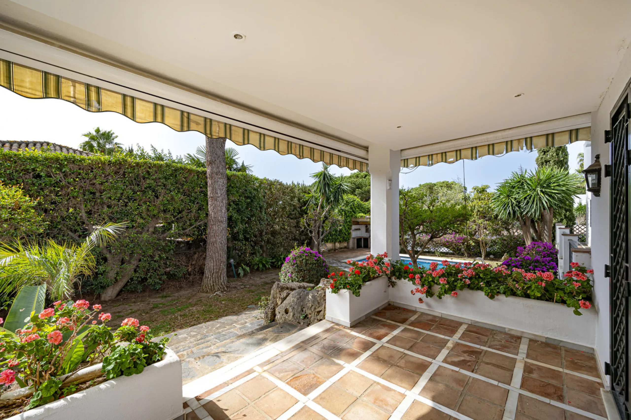 Located in the heart of Marbella's prestigious Golden Mile, in the exclusive residential area of Nagüeles, this exquisite villa embodies the essence of Mediterranean luxury living.