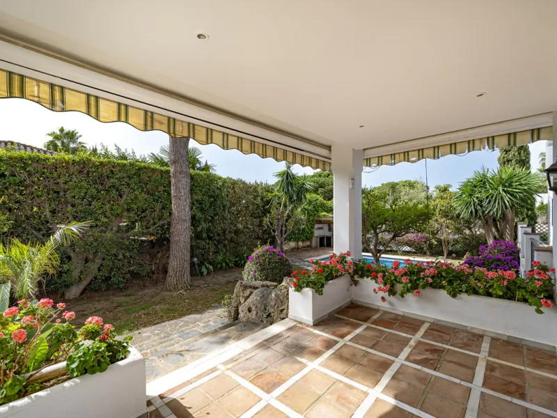 Located in the heart of Marbella's prestigious Golden Mile, in the exclusive residential area of Nagüeles, this exquisite villa embodies the essence of Mediterranean luxury living.