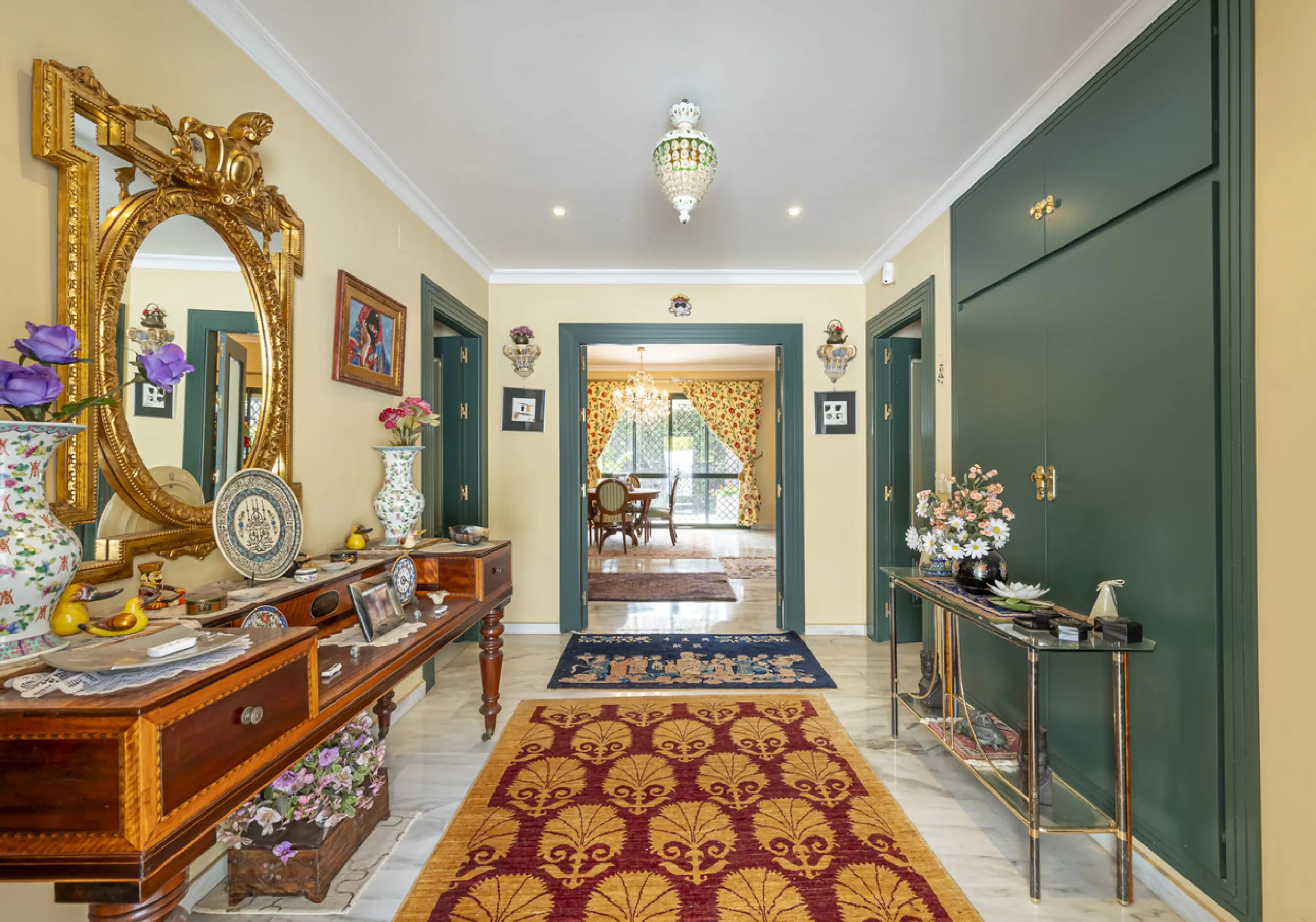 Located in the heart of Marbella's prestigious Golden Mile, in the exclusive residential area of Nagüeles, this exquisite villa embodies the essence of Mediterranean luxury living.