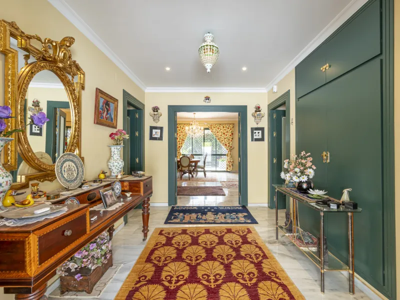 Located in the heart of Marbella's prestigious Golden Mile, in the exclusive residential area of Nagüeles, this exquisite villa embodies the essence of Mediterranean luxury living.