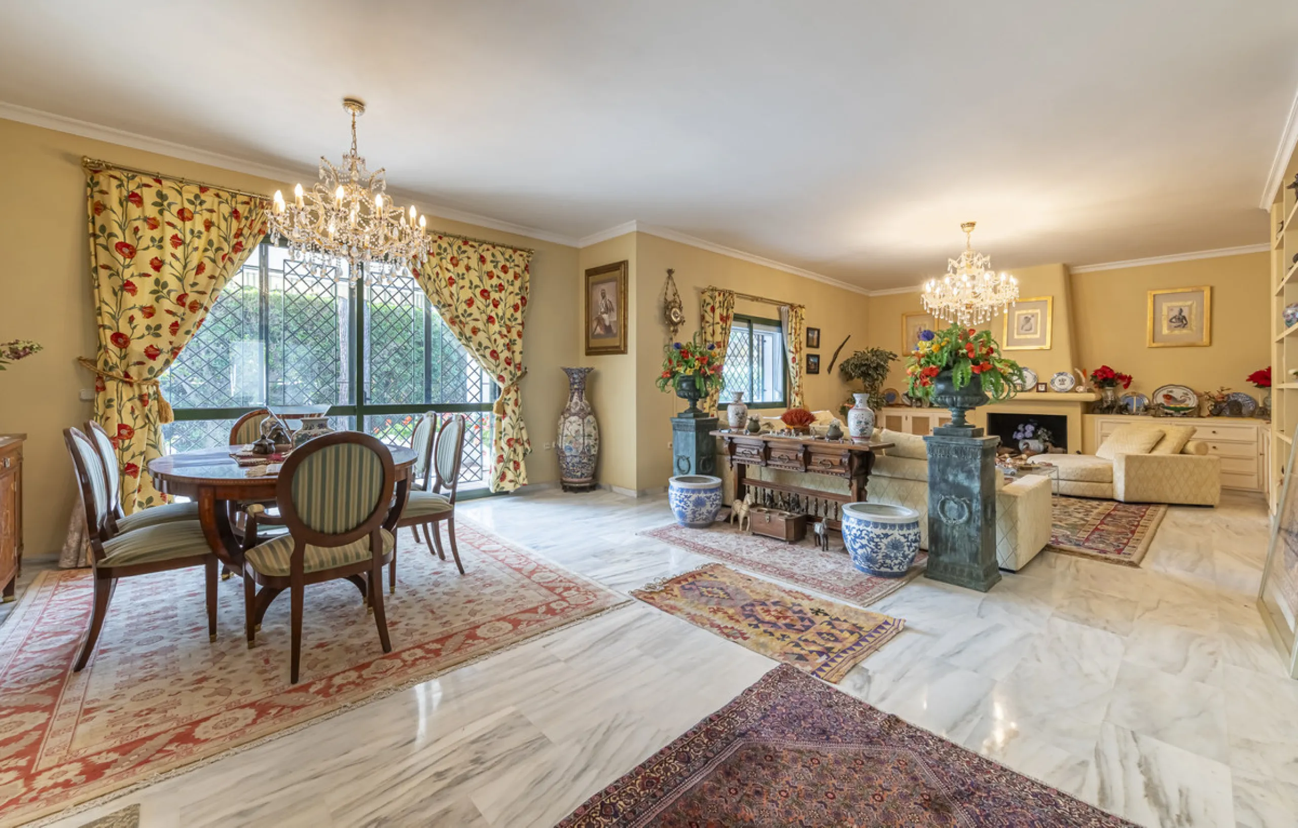 Located in the heart of Marbella's prestigious Golden Mile, in the exclusive residential area of Nagüeles, this exquisite villa embodies the essence of Mediterranean luxury living.