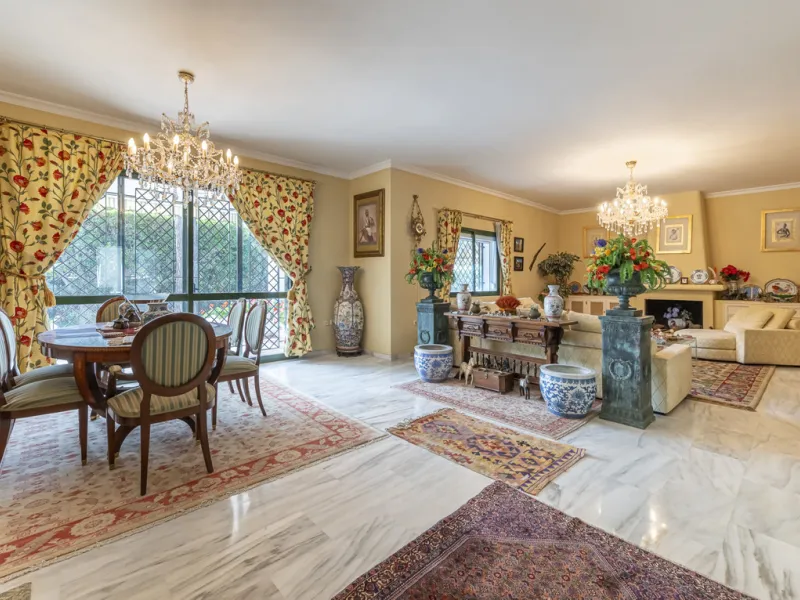 Located in the heart of Marbella's prestigious Golden Mile, in the exclusive residential area of Nagüeles, this exquisite villa embodies the essence of Mediterranean luxury living.