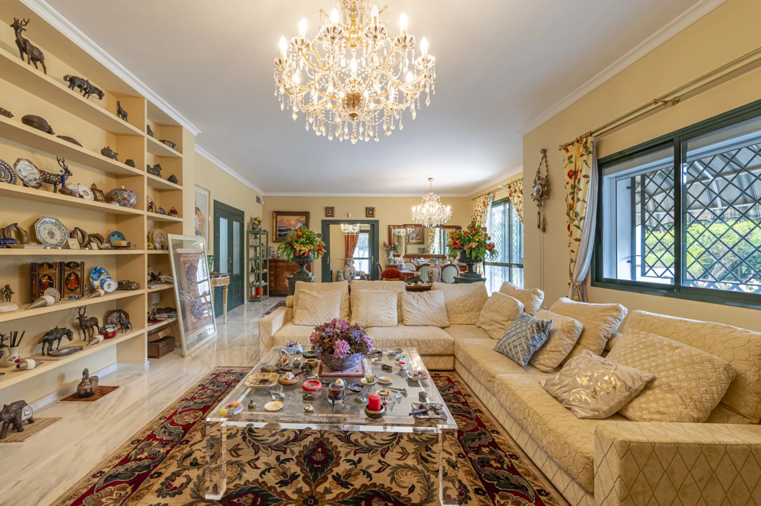 Located in the heart of Marbella's prestigious Golden Mile, in the exclusive residential area of Nagüeles, this exquisite villa embodies the essence of Mediterranean luxury living.