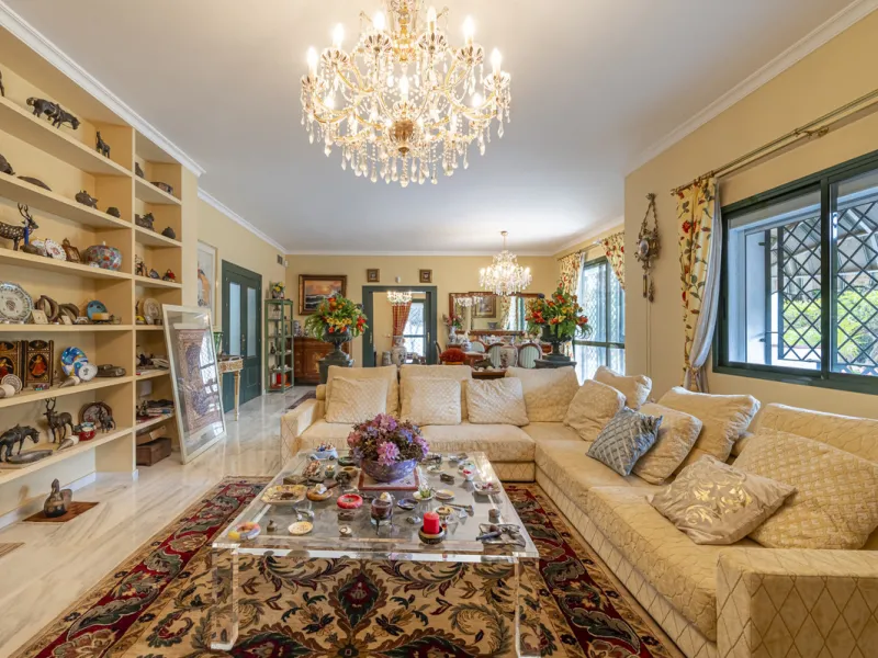 Located in the heart of Marbella's prestigious Golden Mile, in the exclusive residential area of Nagüeles, this exquisite villa embodies the essence of Mediterranean luxury living.