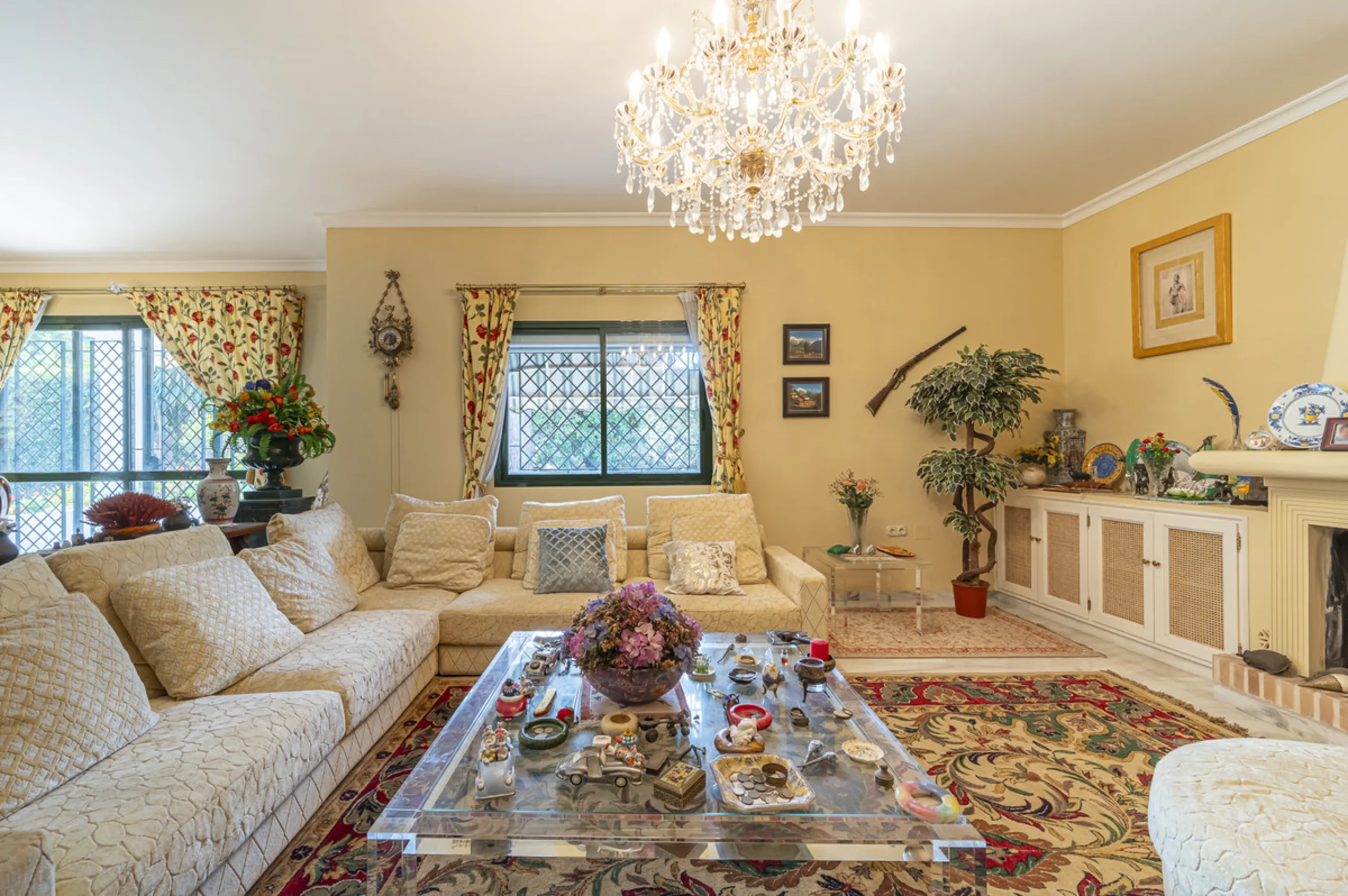 Located in the heart of Marbella's prestigious Golden Mile, in the exclusive residential area of Nagüeles, this exquisite villa embodies the essence of Mediterranean luxury living.