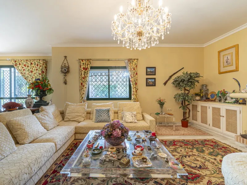 Located in the heart of Marbella's prestigious Golden Mile, in the exclusive residential area of Nagüeles, this exquisite villa embodies the essence of Mediterranean luxury living.