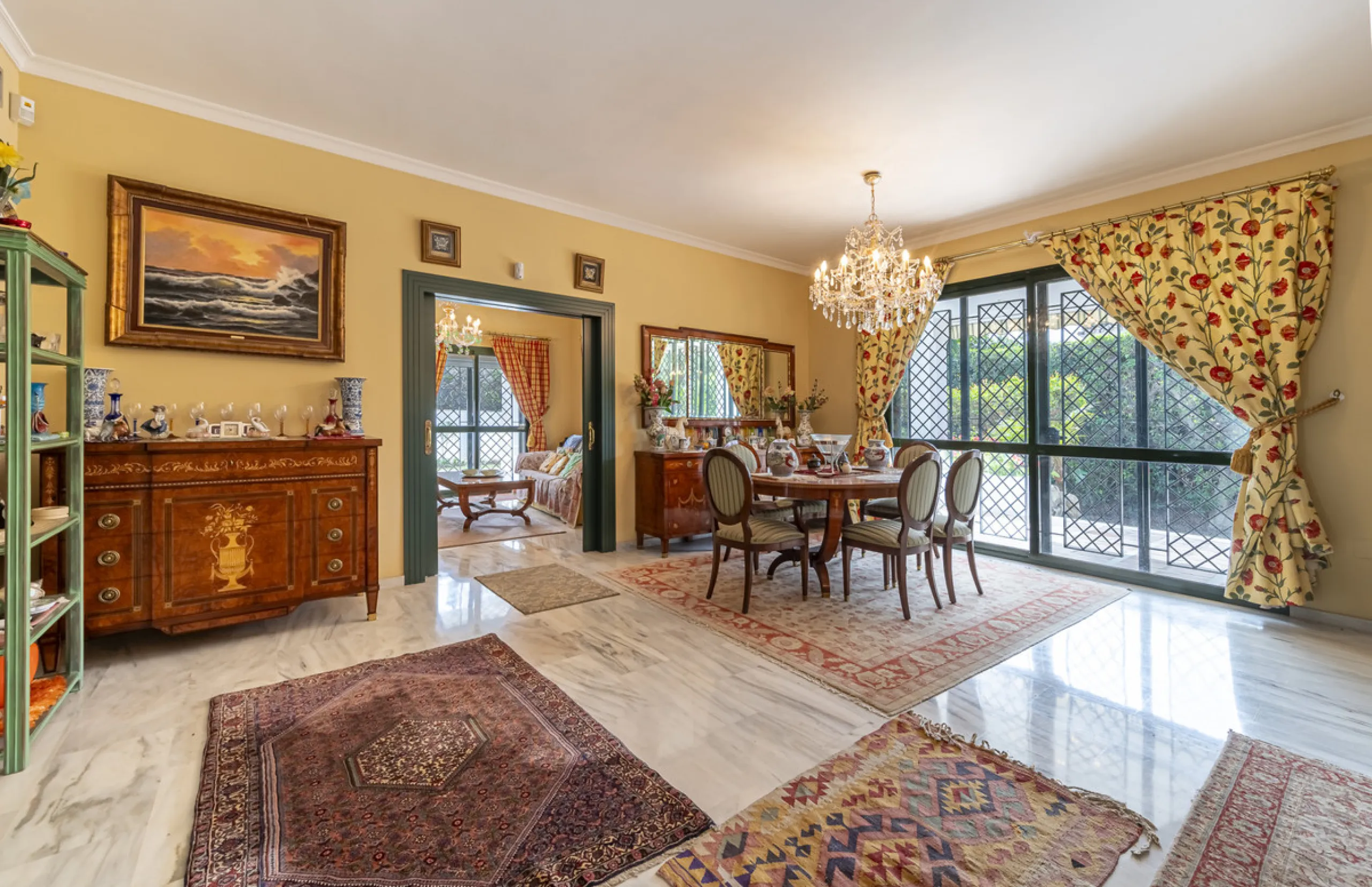 Located in the heart of Marbella's prestigious Golden Mile, in the exclusive residential area of Nagüeles, this exquisite villa embodies the essence of Mediterranean luxury living.