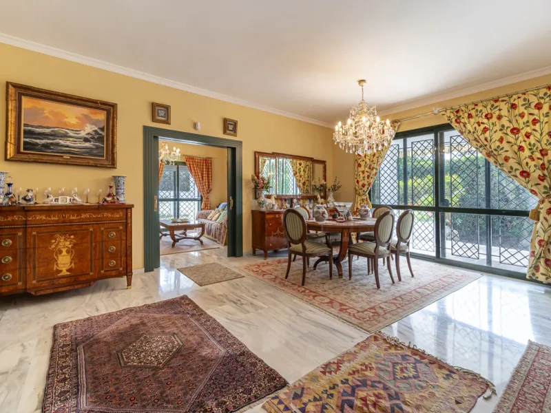 Located in the heart of Marbella's prestigious Golden Mile, in the exclusive residential area of Nagüeles, this exquisite villa embodies the essence of Mediterranean luxury living.