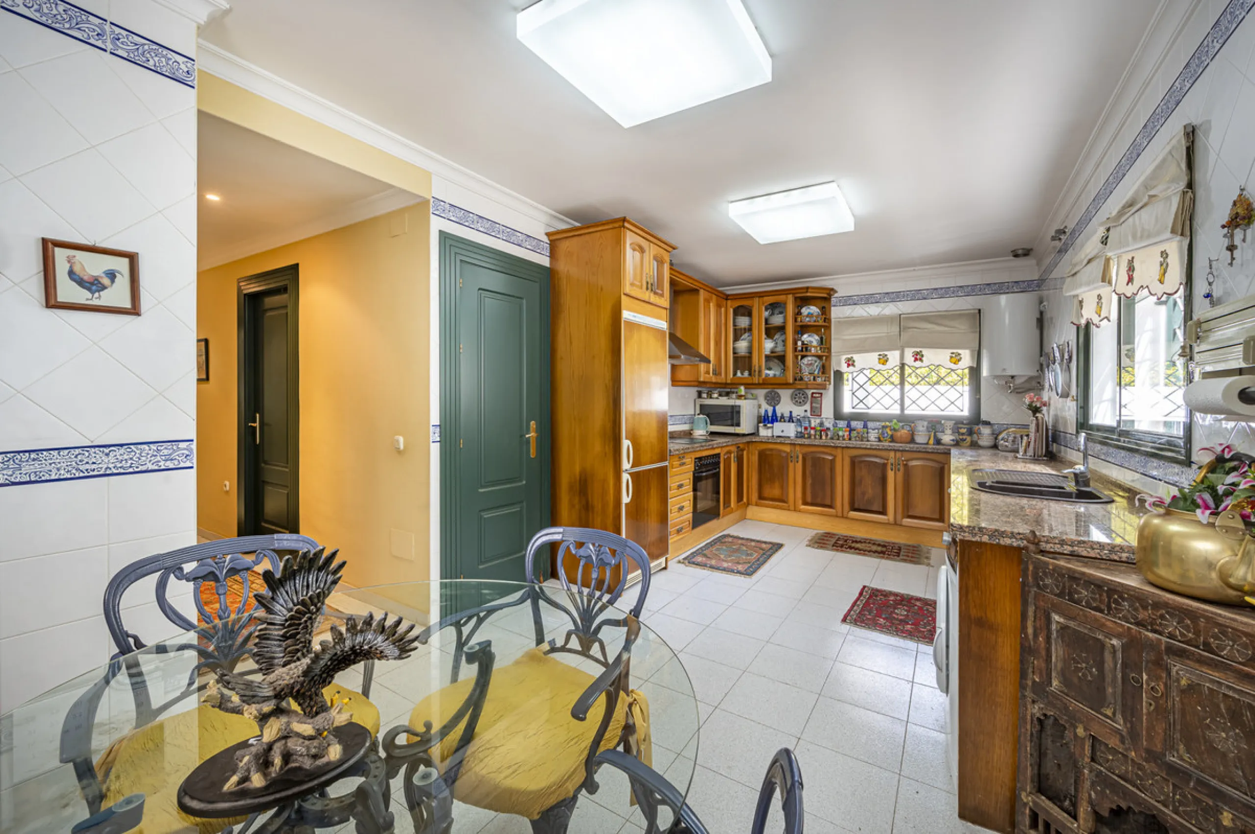 Located in the heart of Marbella's prestigious Golden Mile, in the exclusive residential area of Nagüeles, this exquisite villa embodies the essence of Mediterranean luxury living.
