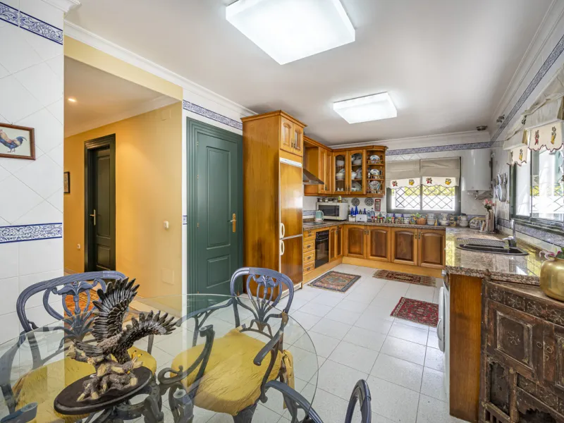 Located in the heart of Marbella's prestigious Golden Mile, in the exclusive residential area of Nagüeles, this exquisite villa embodies the essence of Mediterranean luxury living.