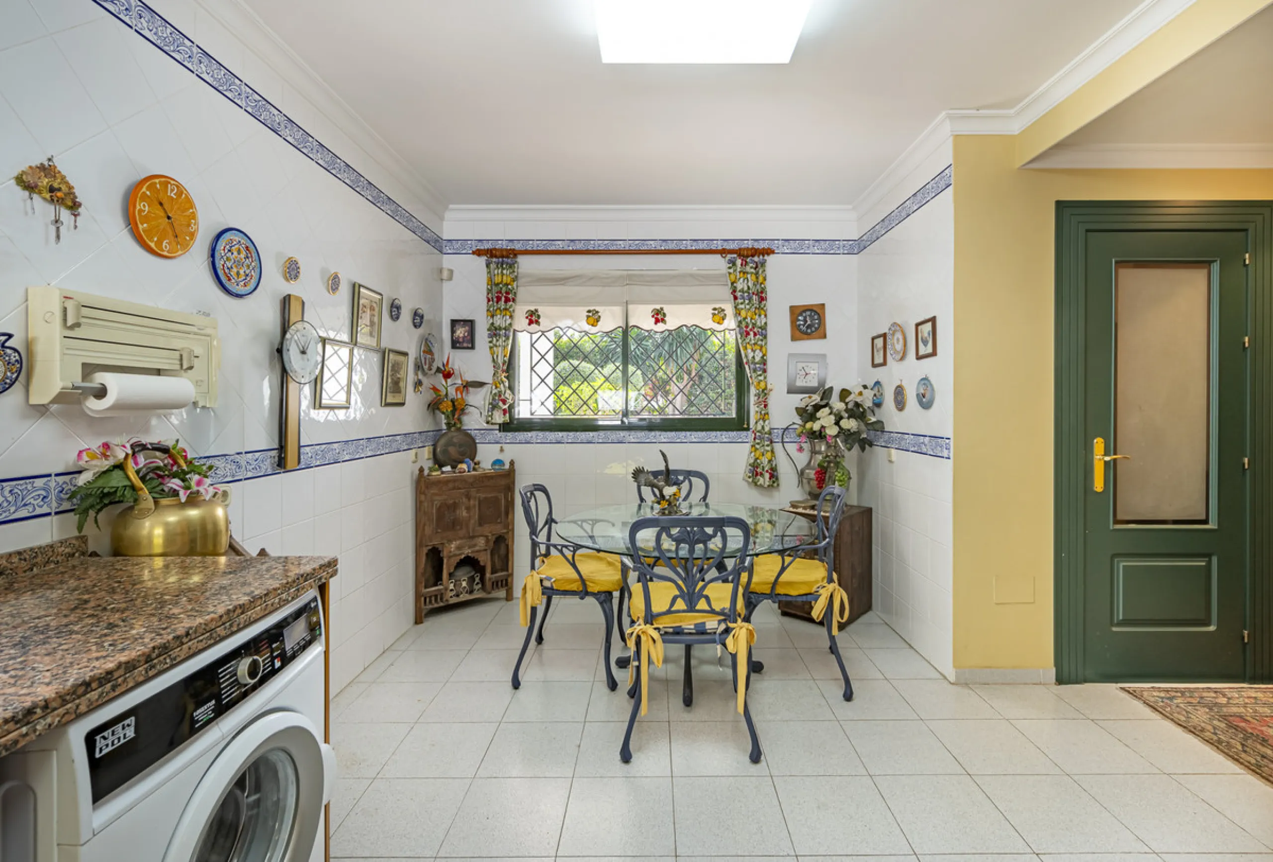 Located in the heart of Marbella's prestigious Golden Mile, in the exclusive residential area of Nagüeles, this exquisite villa embodies the essence of Mediterranean luxury living.