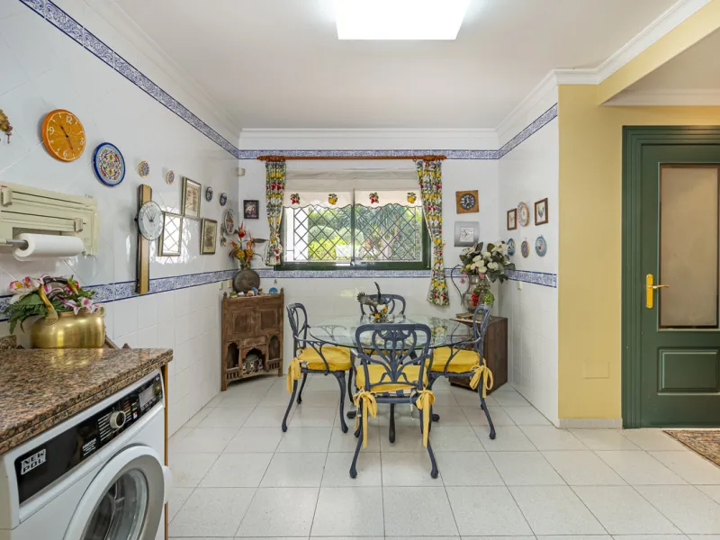 Located in the heart of Marbella's prestigious Golden Mile, in the exclusive residential area of Nagüeles, this exquisite villa embodies the essence of Mediterranean luxury living.