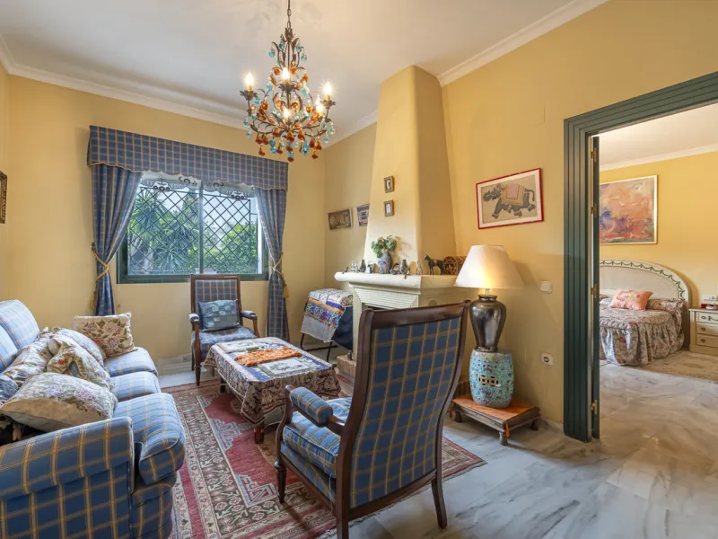 Located in the heart of Marbella's prestigious Golden Mile, in the exclusive residential area of Nagüeles, this exquisite villa embodies the essence of Mediterranean luxury living.