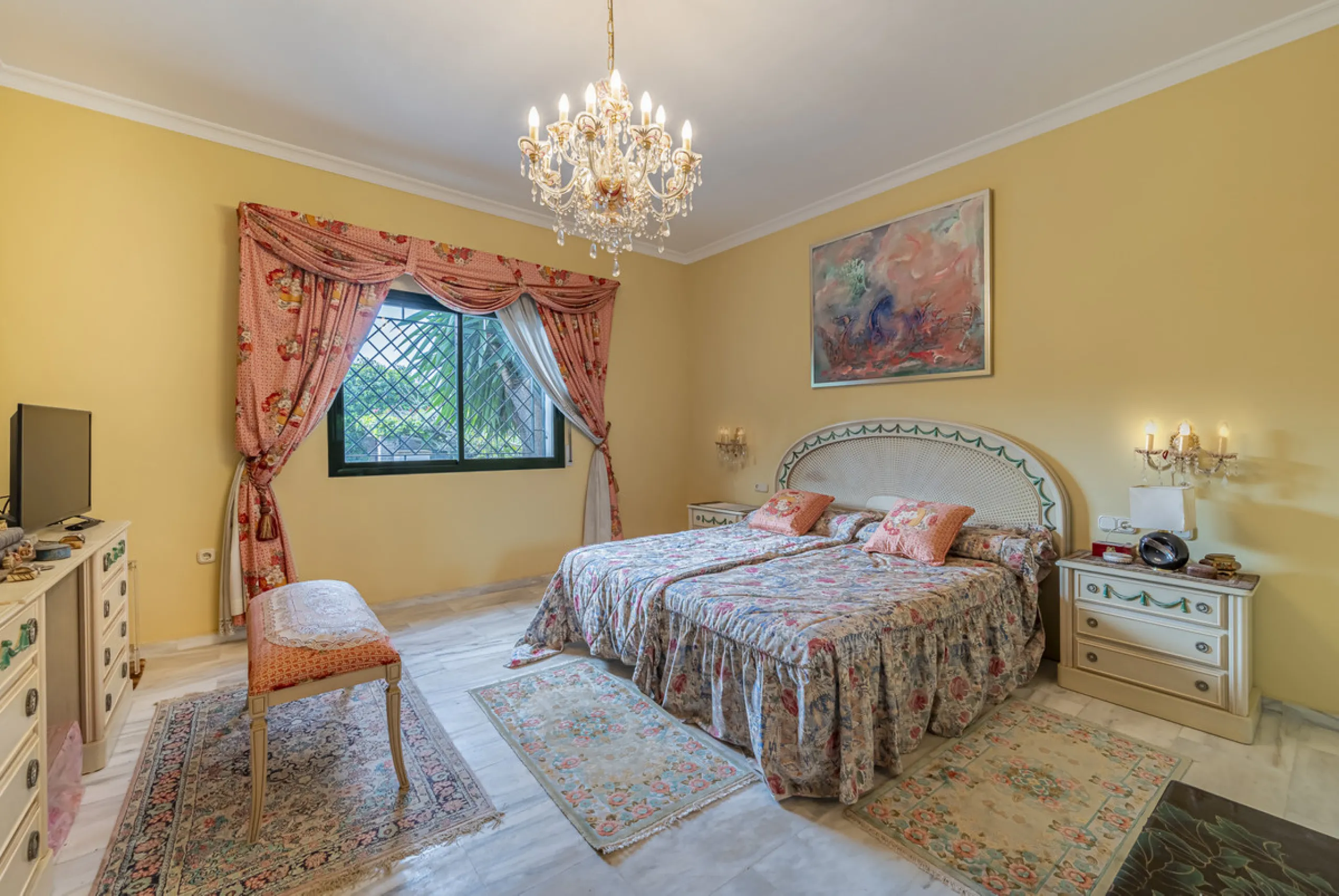Located in the heart of Marbella's prestigious Golden Mile, in the exclusive residential area of Nagüeles, this exquisite villa embodies the essence of Mediterranean luxury living.