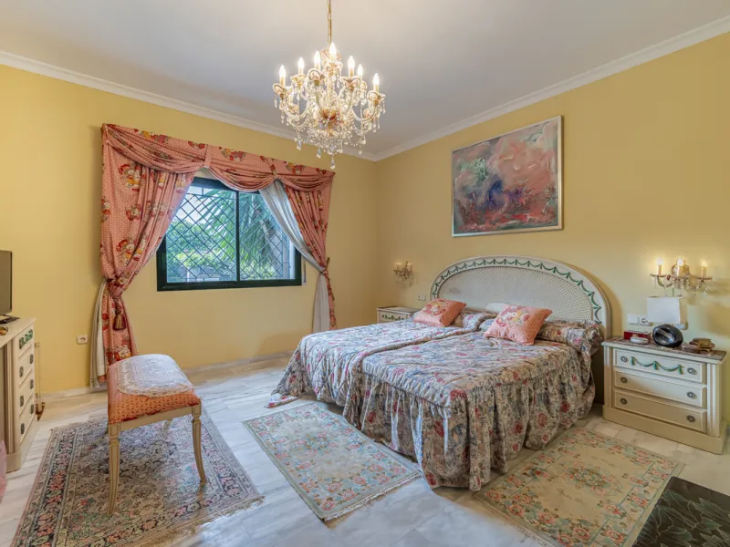 Located in the heart of Marbella's prestigious Golden Mile, in the exclusive residential area of Nagüeles, this exquisite villa embodies the essence of Mediterranean luxury living.