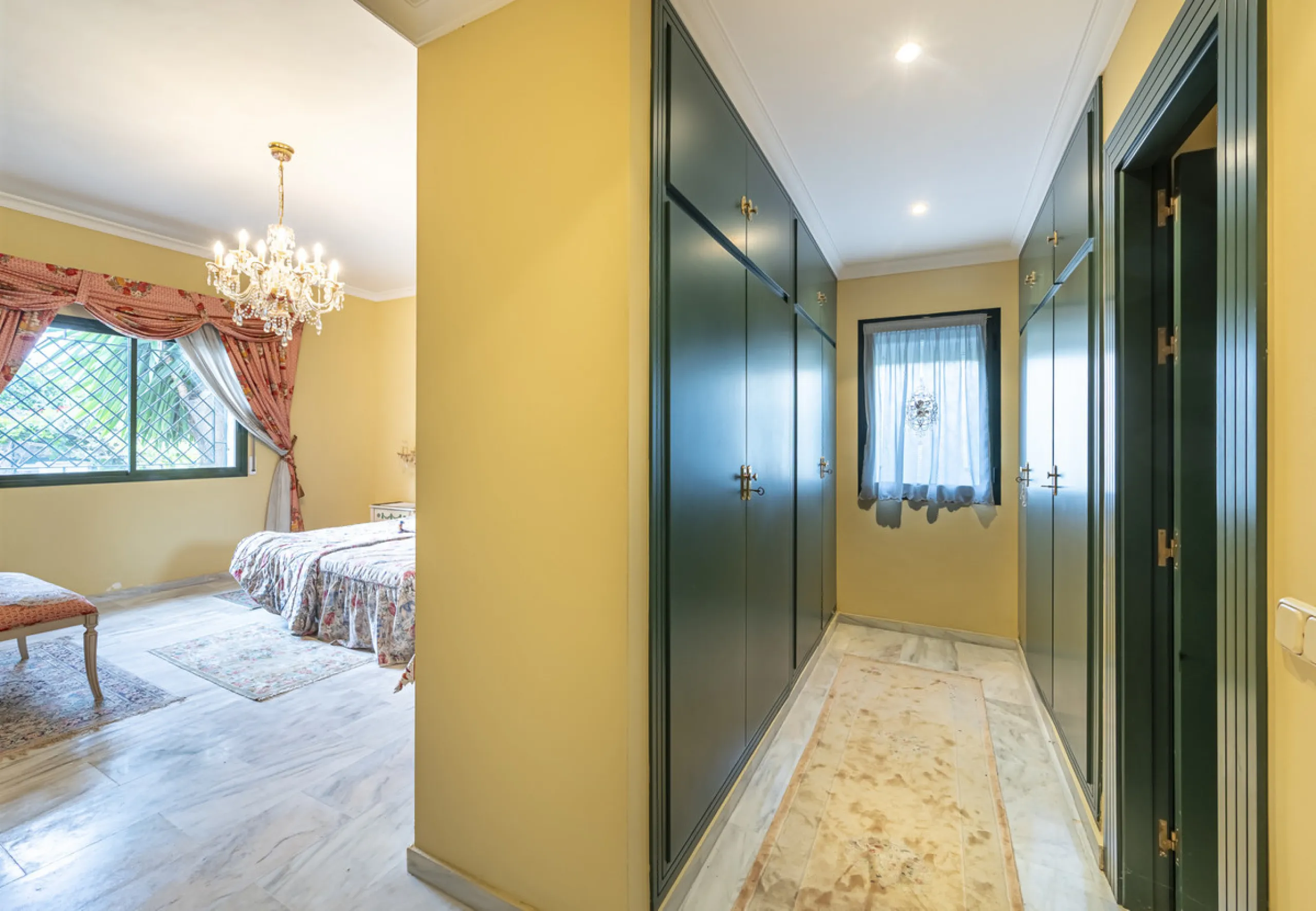 Located in the heart of Marbella's prestigious Golden Mile, in the exclusive residential area of Nagüeles, this exquisite villa embodies the essence of Mediterranean luxury living.