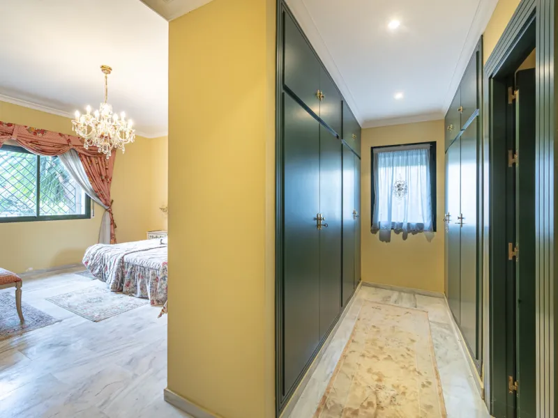 Located in the heart of Marbella's prestigious Golden Mile, in the exclusive residential area of Nagüeles, this exquisite villa embodies the essence of Mediterranean luxury living.