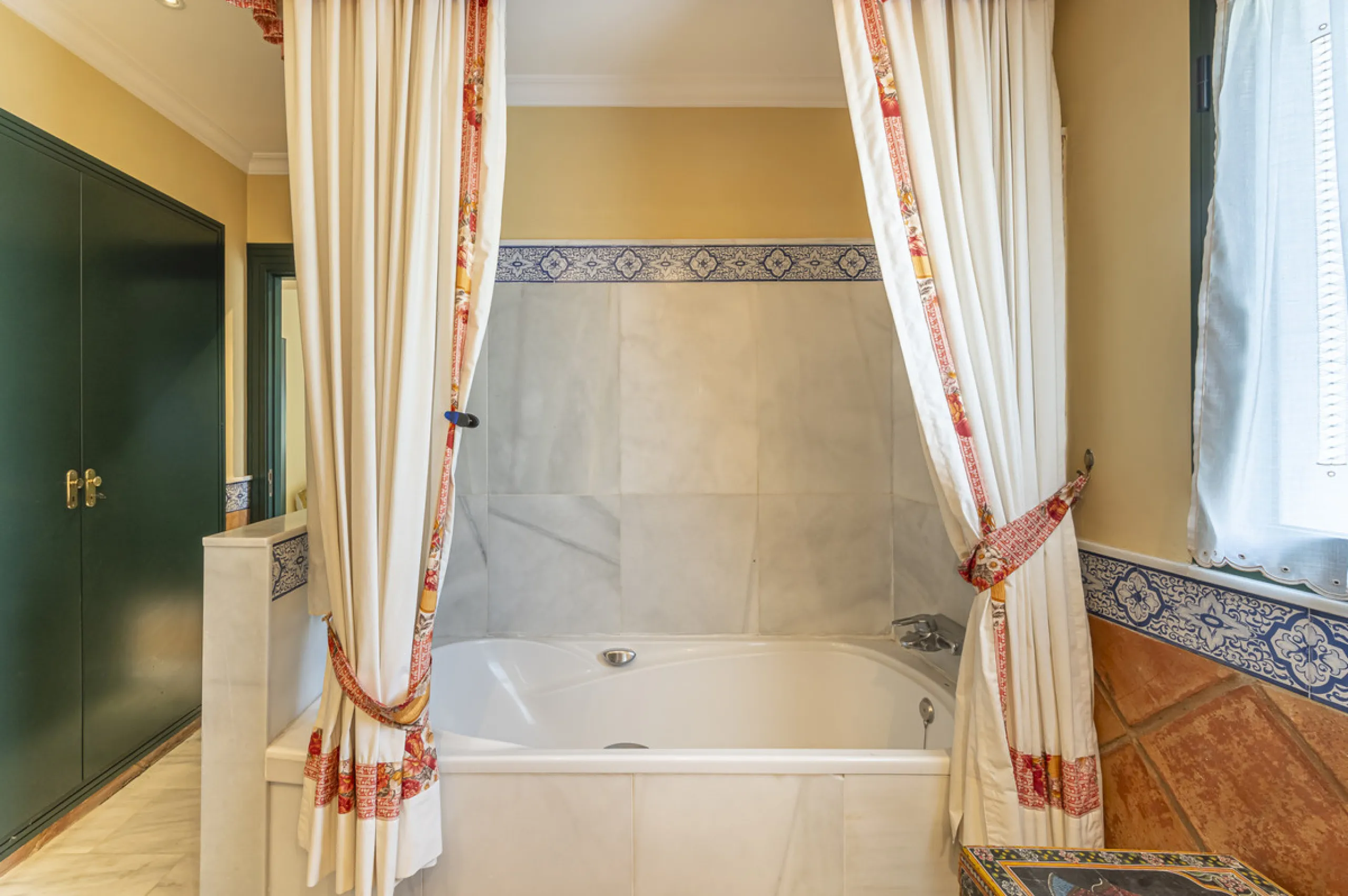 Located in the heart of Marbella's prestigious Golden Mile, in the exclusive residential area of Nagüeles, this exquisite villa embodies the essence of Mediterranean luxury living.