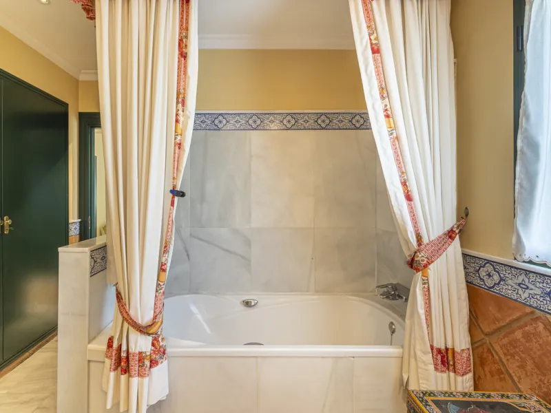 Located in the heart of Marbella's prestigious Golden Mile, in the exclusive residential area of Nagüeles, this exquisite villa embodies the essence of Mediterranean luxury living.