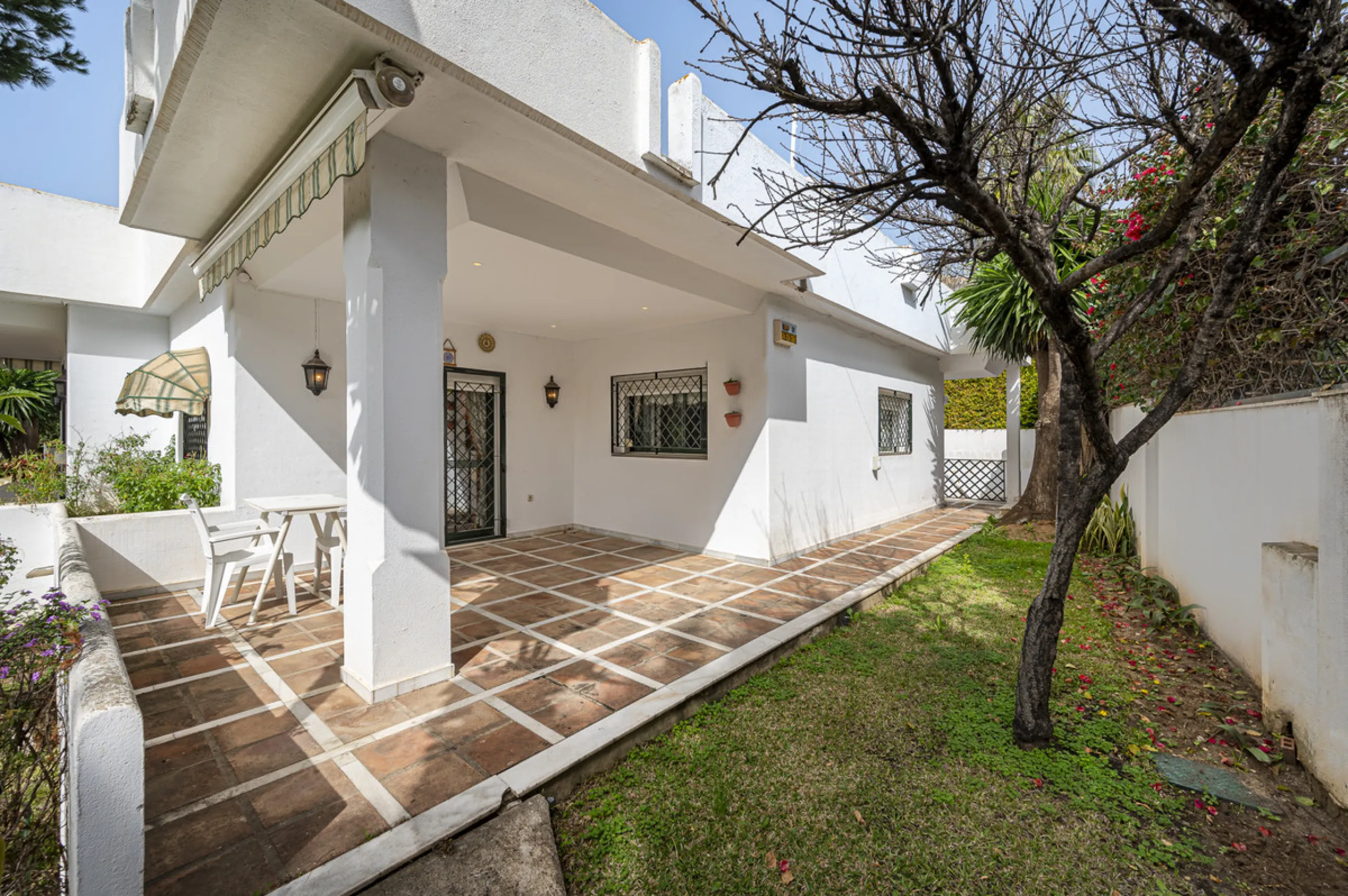 Located in the heart of Marbella's prestigious Golden Mile, in the exclusive residential area of Nagüeles, this exquisite villa embodies the essence of Mediterranean luxury living.