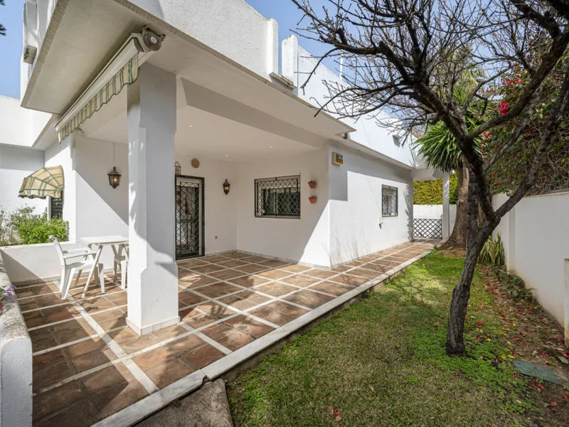 Located in the heart of Marbella's prestigious Golden Mile, in the exclusive residential area of Nagüeles, this exquisite villa embodies the essence of Mediterranean luxury living.