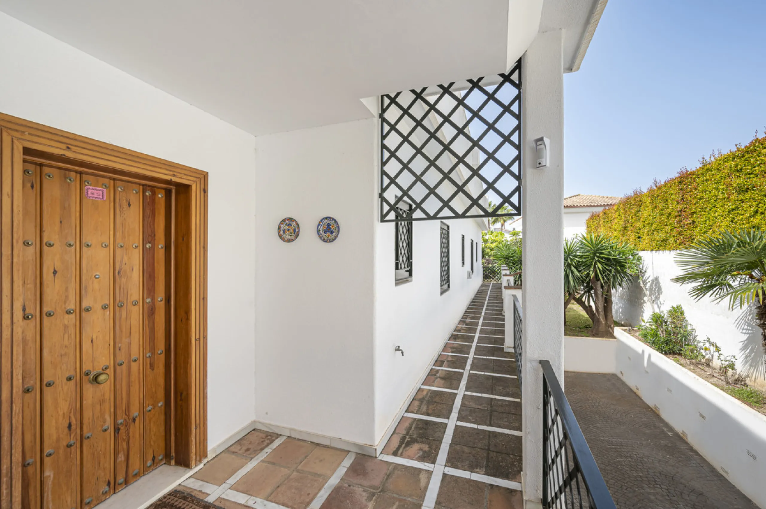 Located in the heart of Marbella's prestigious Golden Mile, in the exclusive residential area of Nagüeles, this exquisite villa embodies the essence of Mediterranean luxury living.