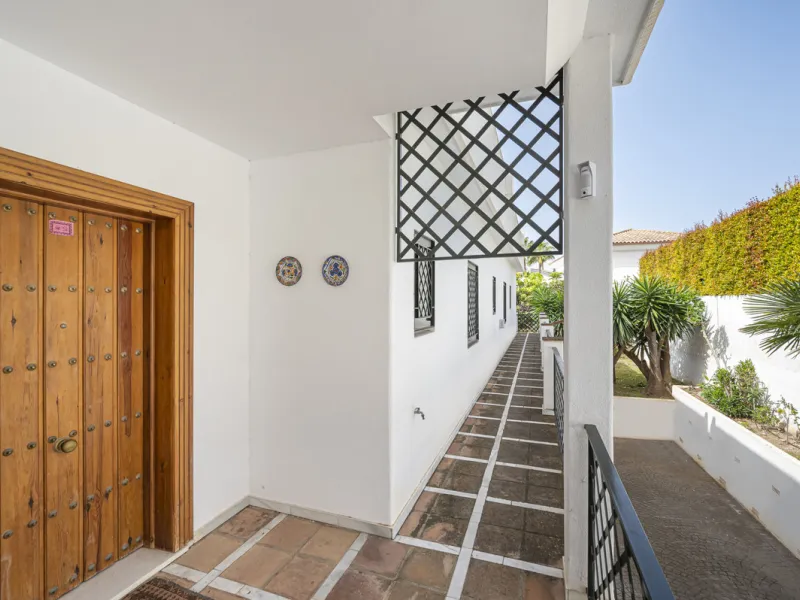 Located in the heart of Marbella's prestigious Golden Mile, in the exclusive residential area of Nagüeles, this exquisite villa embodies the essence of Mediterranean luxury living.