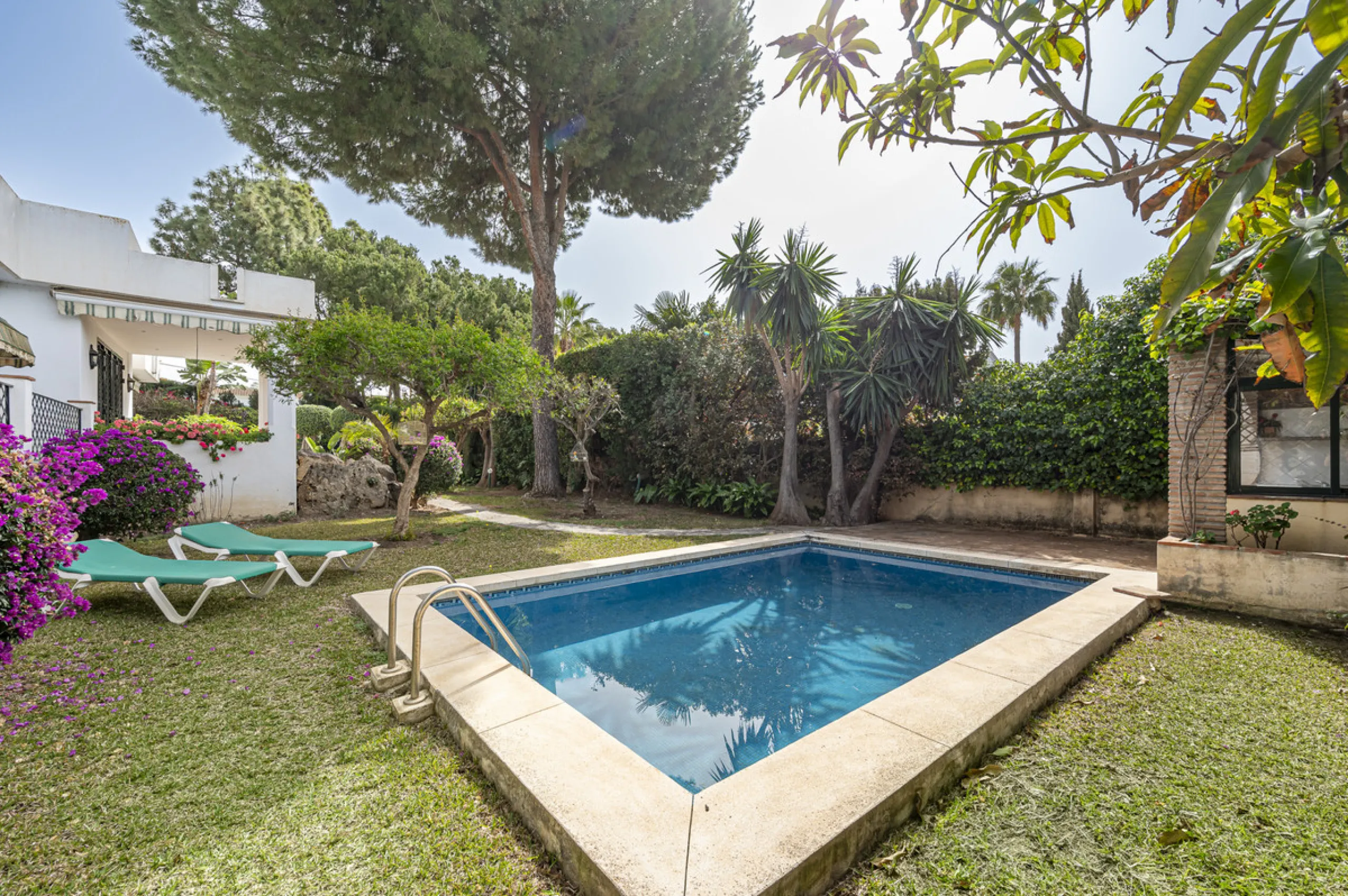 Located in the heart of Marbella's prestigious Golden Mile, in the exclusive residential area of Nagüeles, this exquisite villa embodies the essence of Mediterranean luxury living.