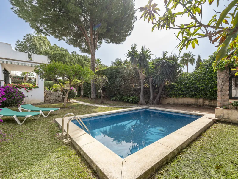 Located in the heart of Marbella's prestigious Golden Mile, in the exclusive residential area of Nagüeles, this exquisite villa embodies the essence of Mediterranean luxury living.