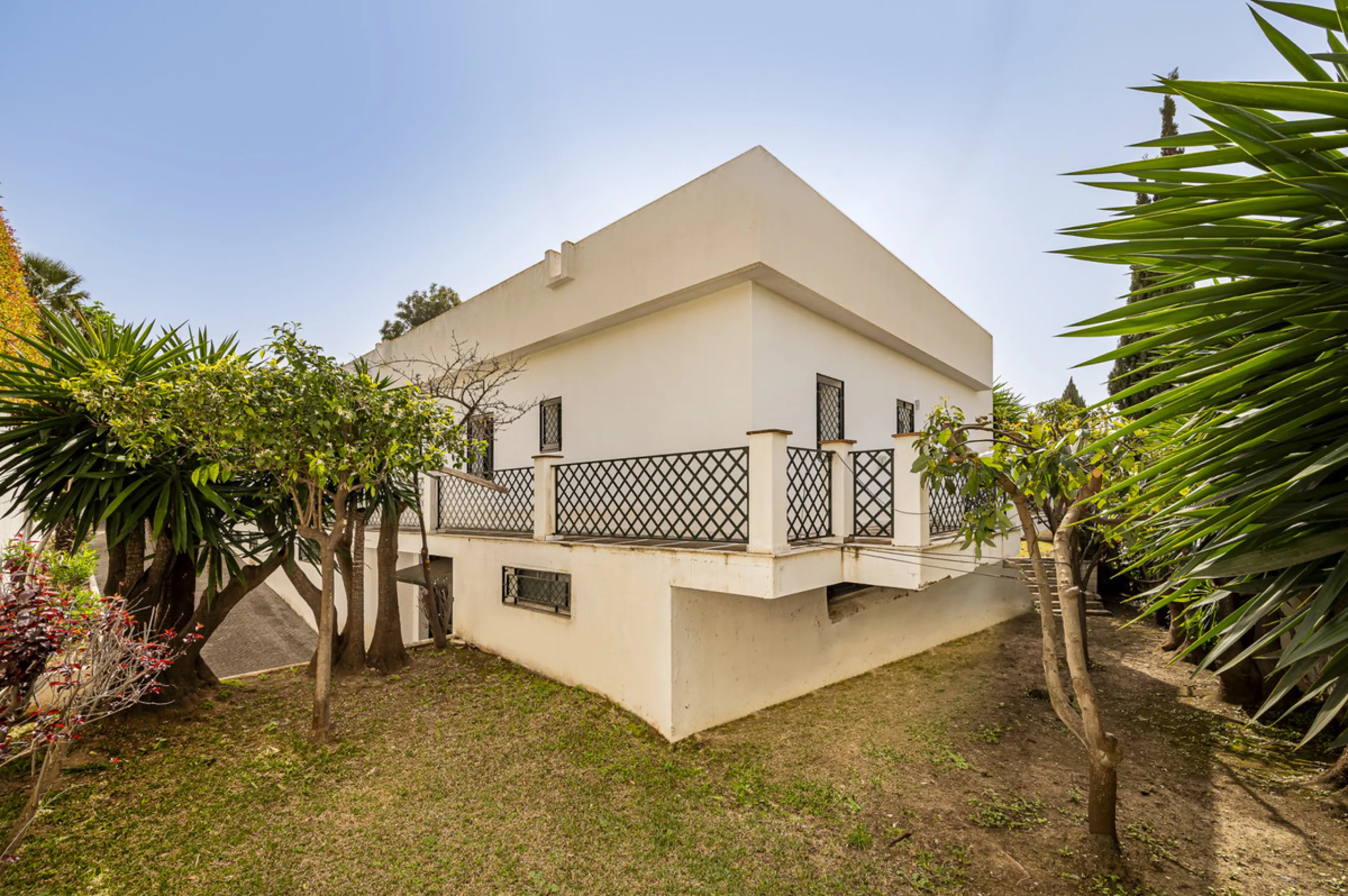 Located in the heart of Marbella's prestigious Golden Mile, in the exclusive residential area of Nagüeles, this exquisite villa embodies the essence of Mediterranean luxury living.