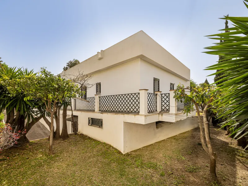 Located in the heart of Marbella's prestigious Golden Mile, in the exclusive residential area of Nagüeles, this exquisite villa embodies the essence of Mediterranean luxury living.