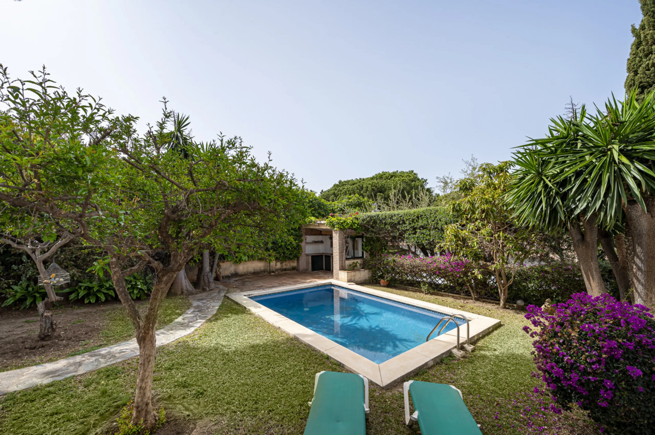 Located in the heart of Marbella's prestigious Golden Mile, in the exclusive residential area of Nagüeles, this exquisite villa embodies the essence of Mediterranean luxury living.