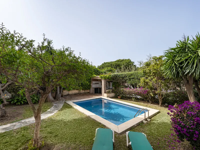 Located in the heart of Marbella's prestigious Golden Mile, in the exclusive residential area of Nagüeles, this exquisite villa embodies the essence of Mediterranean luxury living.