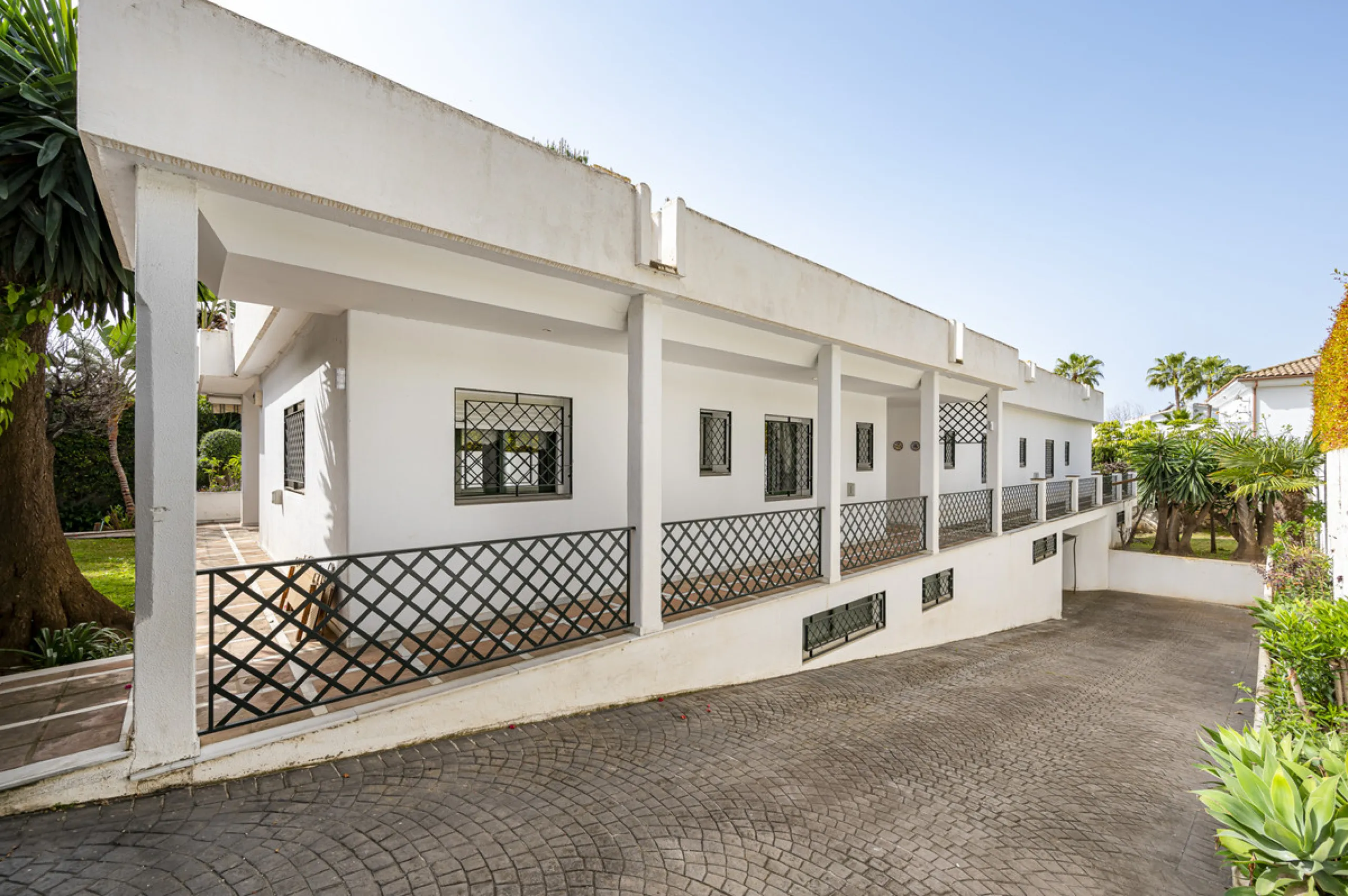Located in the heart of Marbella's prestigious Golden Mile, in the exclusive residential area of Nagüeles, this exquisite villa embodies the essence of Mediterranean luxury living.