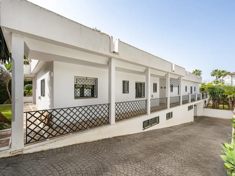 Located in the heart of Marbella's prestigious Golden Mile, in the exclusive residential area of Nagüeles, this exquisite villa embodies the essence of Mediterranean luxury living.