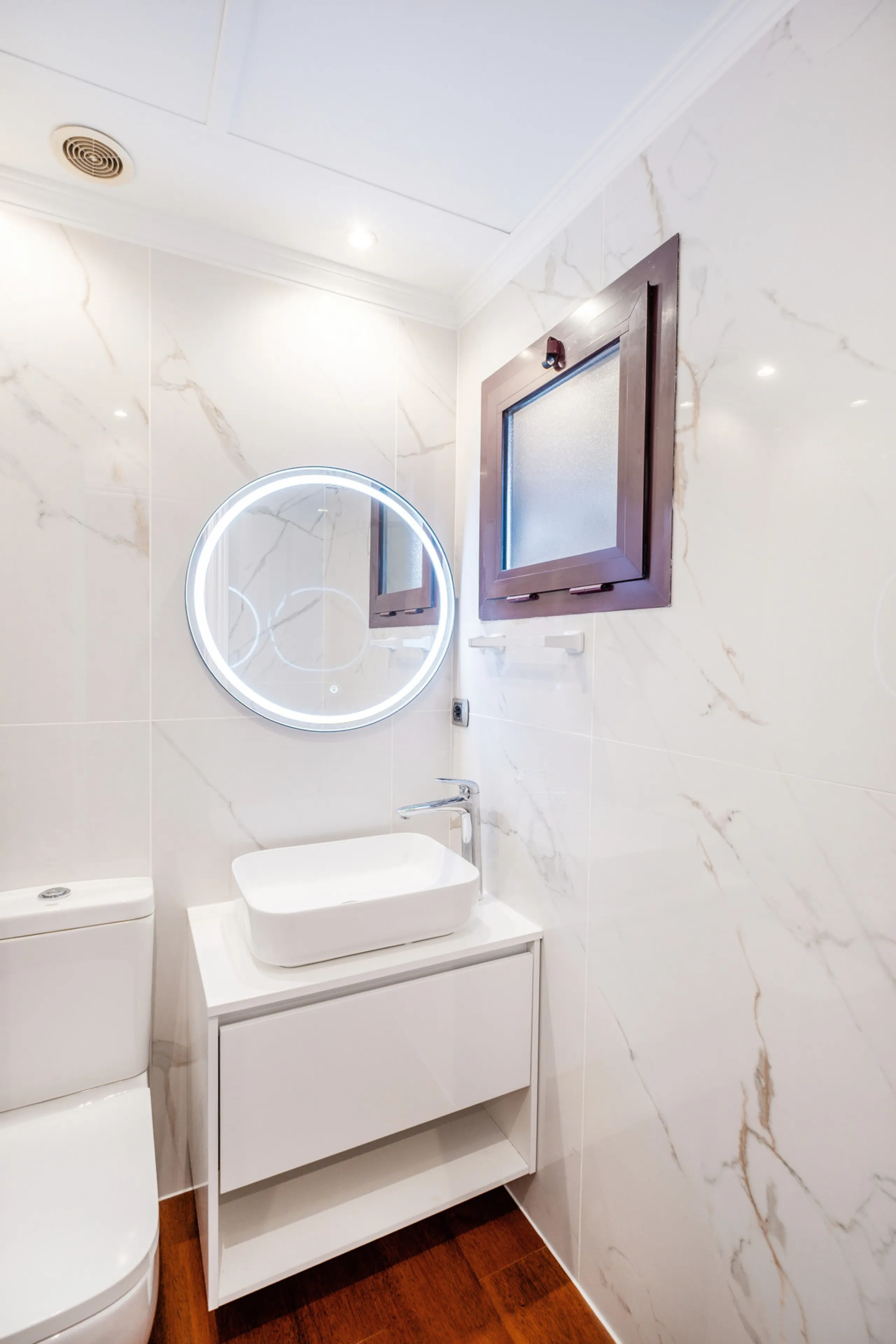 Just a short walk from Puente Romano and the beach, this fully renovated corner-unit villa is located in the exclusive gated community of Monte Marbella Club, with only 17 homes.